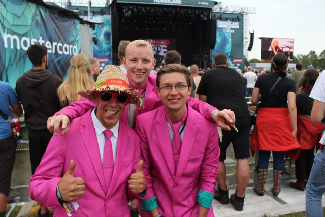 Auffälliges Outfit (v.li.): Marcel, Lukas und Maxi aus Kaunitz in Nordrhein-Westfalen