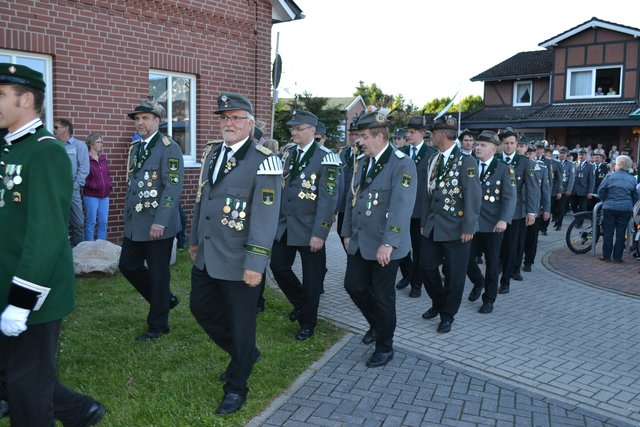 Die Kampener Schützen beim Marsch auf den Festplatz