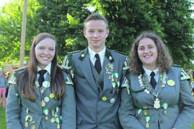 Jungschützenkönigin Lea Harms (v. re.) mit ihren Adjutanten Leon Emme und Fenja Danat