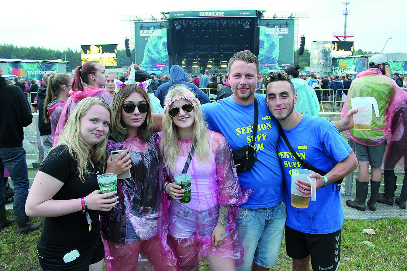 Auch mit Regen-Poncho lässt sich prima feiern, wie diese Gruppe aus der Gegend Hannover: Naomi, Alica, Katharina, Lee und Philipp