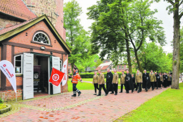 Auftakt der Feierlichkeiten: die Johanniter beim Einzug in die Salzhäuser St. Johannis-Kirche