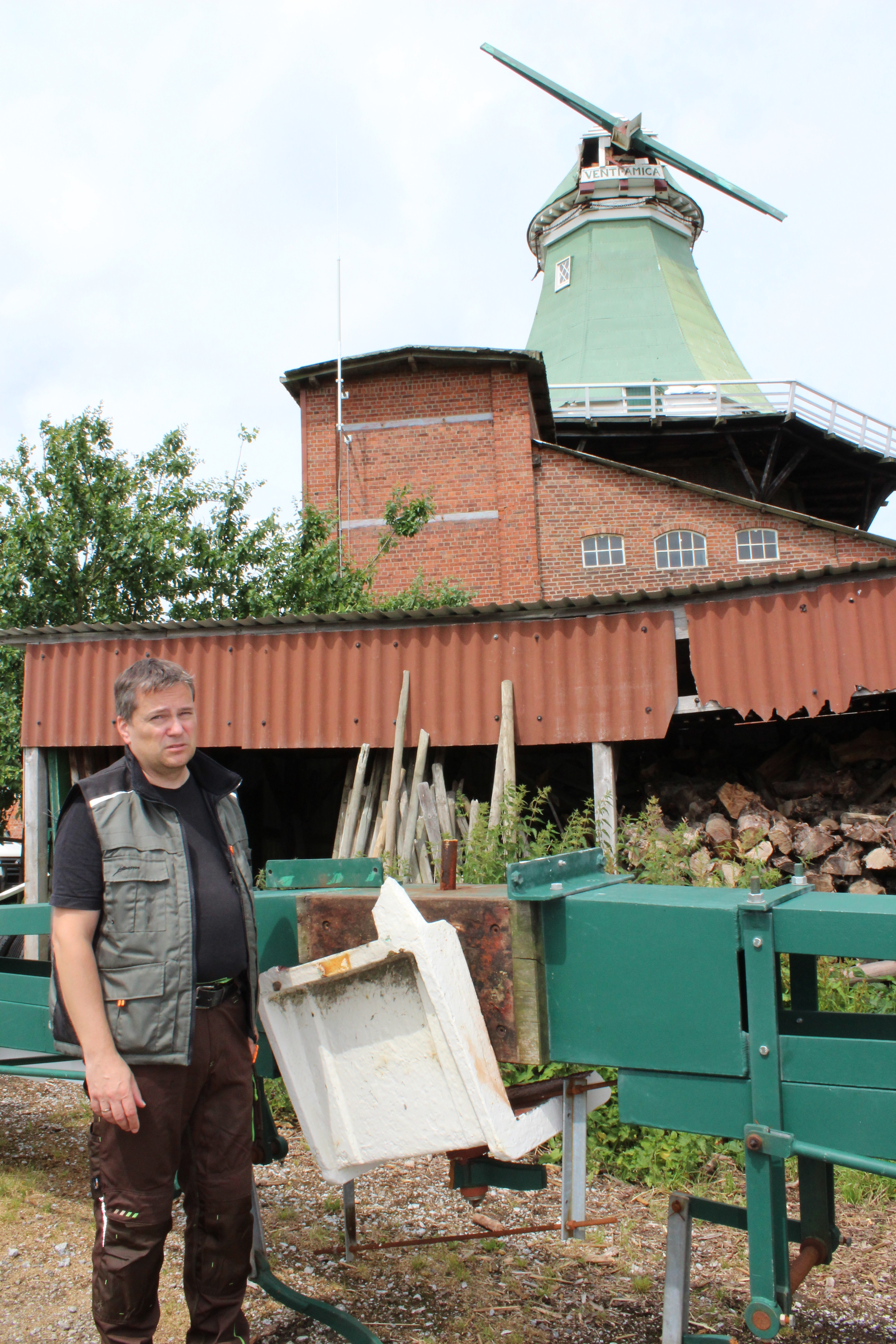 Kai Schulz, Vorsitzender des Mühlenvereins, ist noch immer geschockt. Die Mühle "Venti Amica" steht nach dem Sturm "oben ohne" da. Das beschädigte Flügelkreuz musste abmontiert werden und liegt nun am Boden