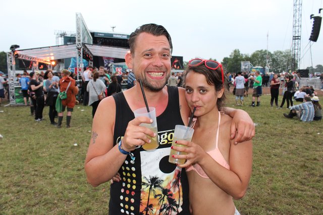 Marleen und Eric feierten zur Musik der Folk-Punk-Band "Flogging Molly"