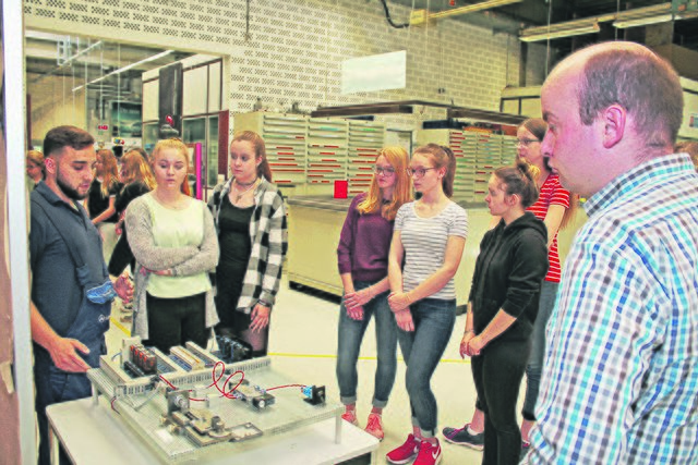 Viele Mädchen interessieren sich für die Berufes bei Mercedes | Foto: Mercedes