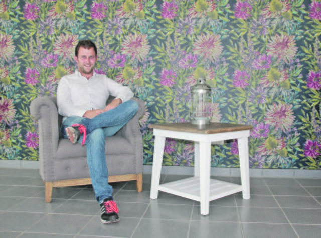 Café mit Wohnzimmerflair: Geschäftsführer Jens Lünstedt in einer gemütlichen Sitzecke