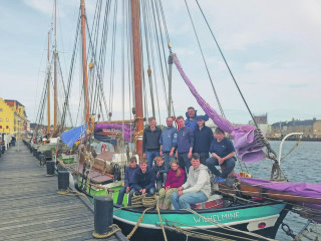 Die Besatzung der Wilhelmine von Stade in Svendborg in Dänemark