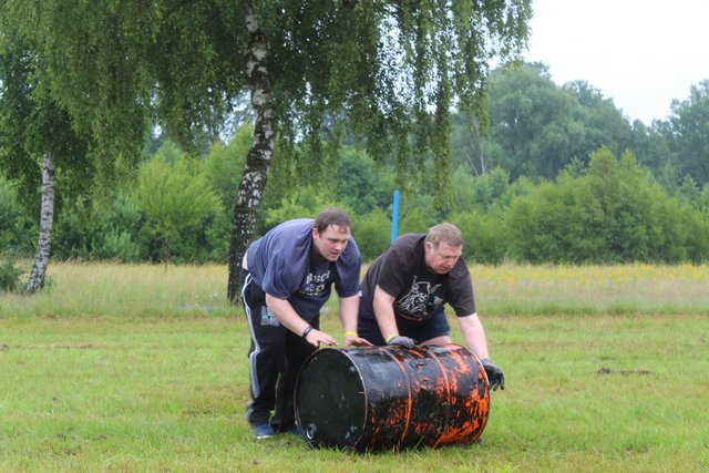 Die wohl anstrengendste Aufgabe: das Fassrollen