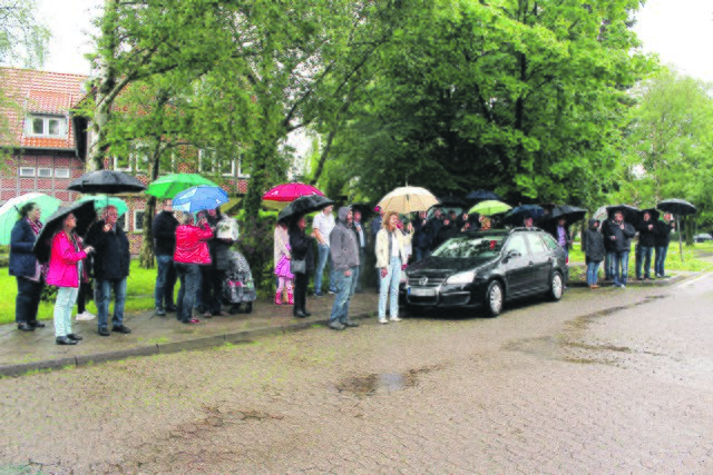 Richtfest mit Regenschirm: Die Gäste ließen sich ihre gute Laune vom Wetter nicht verderben