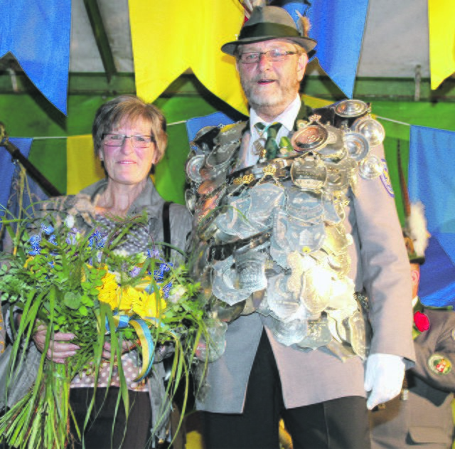 Ute und Karsten Röhrs nach der Proklamation am Montagabend auf dem Rathausplatz