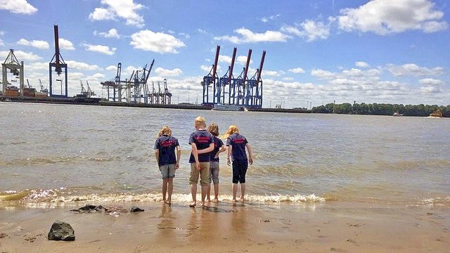 Ausklang der Tour: vier Nachwuchsbrandschützer am Elbstrand | Foto: Mathias Wille