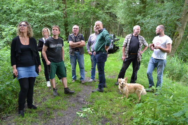 Sehen zu, wie die neue Brücke eingeschwenkt wird (v.li.): Yvonne Bodendiek, Brigitte Nelke, Matthias Brenning, Peter Brenning, Harald Matthies, Gerd Schröder, Frank Peters, Andreas Matthies und Hündin Zola