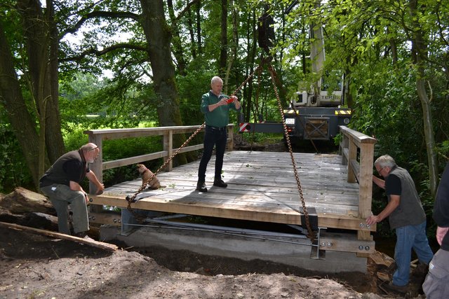 Erste Begehung der neuen Brücke