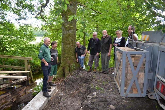 Bürgermeister, Ratsmitglieder und Anwohner im Gespräch (v. li.): Gerd Schröder, Matthias Brenning, Peter Brenning, Siegfried Raabe, Bernd Martens, Brigitte Nelke und Peter Hinrichs