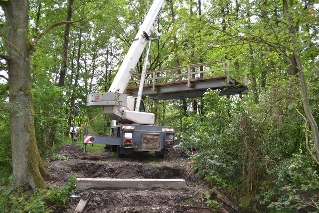 Die neue Brücke wird mit dem Kran hergeschwenkt