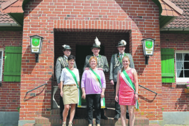 Die Brackeler Königscrew (v. li.): Adjutant Thomas Jobmann mit Gattin Brigitte, König Erwin Mühlbacher und Frau Sigrid sowie Adjutant Marco Wittig  und Freundin Miriam Behrens