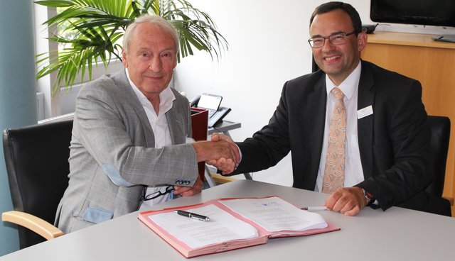 Lutz Kirchner senior (li.) und Thorsten Heinze nach der Unterzeichnung des Vertrags