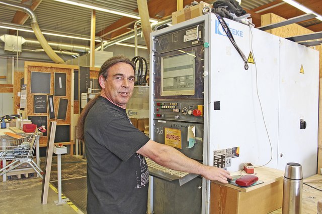 Uwe Neugebauer fräst mit einer von sechs CNC-Fräsen die Bauteile aus dem mit PVC beschichteten Birkensperrholz