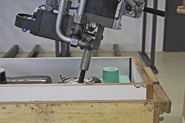 Für besonders sensible Technik werden in Seevetal passgenaue Einsätze aus PU-Schaum angefertigt