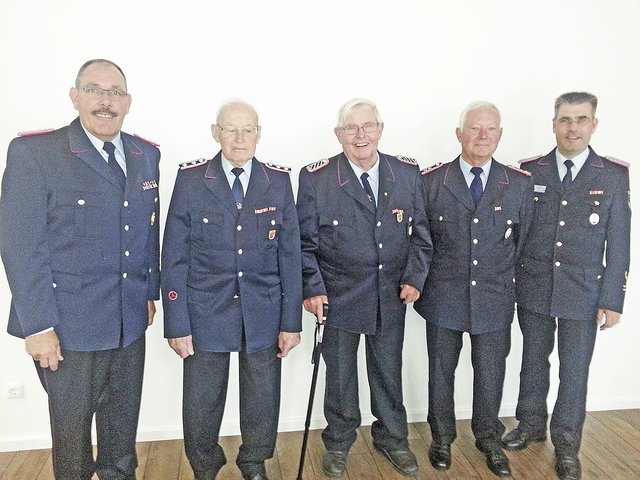 Gratulation zur Ehrung (v. li.): Frank Hupertz, Heinrich Wiegels, Otto Behr, Heino Peters und Torsten Lorenzen