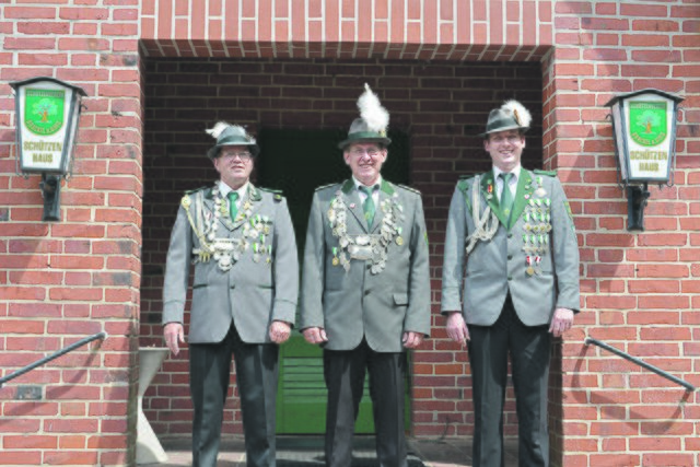 Ein starkes Trio (v. li.): Thomas  Jobmann, König Erwin Mühlbacher und Marco Wittig