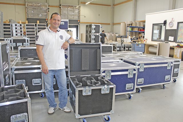 Geschäftsführer Oliver Wüpper mit Cases für drehbare Scheinwerfer