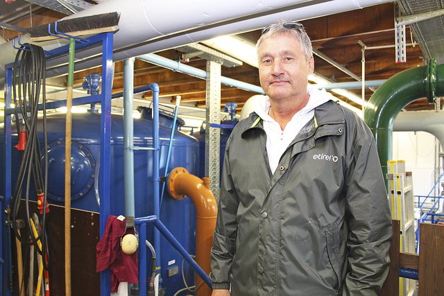 Schwimmeister Jochen Huntenborg vor der gewaltigen Filteranlage: Alle drei Stunden ist das Wasser aus dem Becken einmal komplett durch den Reinigungskreislauf gelaufen | Foto: tk