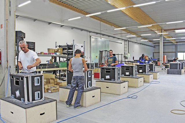 Die sogenannten Flightcases werden in Handarbeit genietet