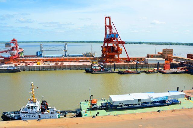 Die Bauteile bleiben die ganze Zeit auf einem Lkw, der per Ponton von Stade nach Finkenwerder verschifft wird. | Foto: Buss