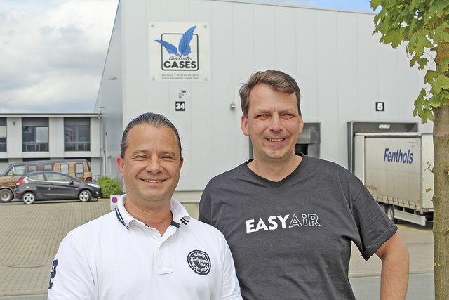 Geschäftsführer Oliver Wüpper (li.) und Personalleiter Oliver Dittmann freuen sich auf viele neugierige Besucher am Tag der Wirtschaft