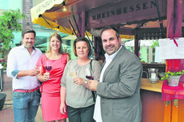 Im vergangenen Jahr begrüßten (v. li.) Veranstalter Markus Drees, Weinprinzessin Caroline Guthier, Andrea Kirsten (Buchholz Galerie) und Jan Bauer (Vorsitzender "Buchholz Marketing") die Gäste beim Winzerfest | Foto: archiv