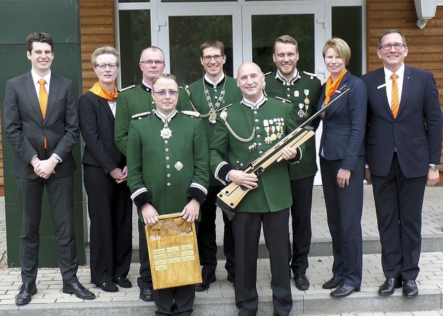 Besonders stolz sind die Tostedter Schützen darauf, dass sie beim Volksbankschießen im vergangenen Oktober siegten und das Gewehr errungen haben. Präsident Karl-Siegfried Jobmann (v. li.), König Tim 
Goetsch, Vizekönig Michael Bunk sowie Goetschs Begleiter Robert Graf und Malte Fricke, hier mit vier Vertretern der Volksbank, nutzten damit ihren Heimvorteil und setzten sich gegen zehn weitere Vereine aus dem Bereich Buchholz und Umgebung durch | Foto: Volksbank