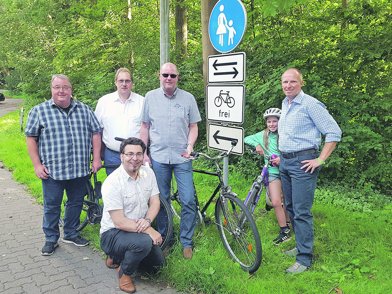 Fordern freie Fahrt für Radler in beide Richtungen: der SPD-Fraktionsvorsitzende Tobias Handtke (re.) und (v. li.) Matthias Groth (DLRG), Hartmut Wiegers (Schützenverein Neu Wulmstorf), Joachim Czychy (TVV Neu Wulmstorf) und Pastor Dr. Florian Schneider (kniend)