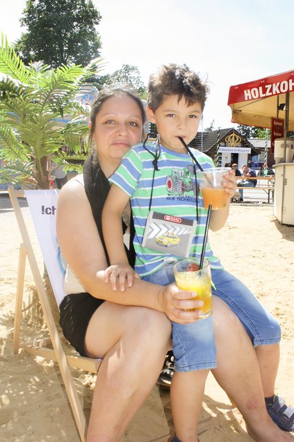Sabina und Noah genossen im Beach-Club ein kühles Getränk