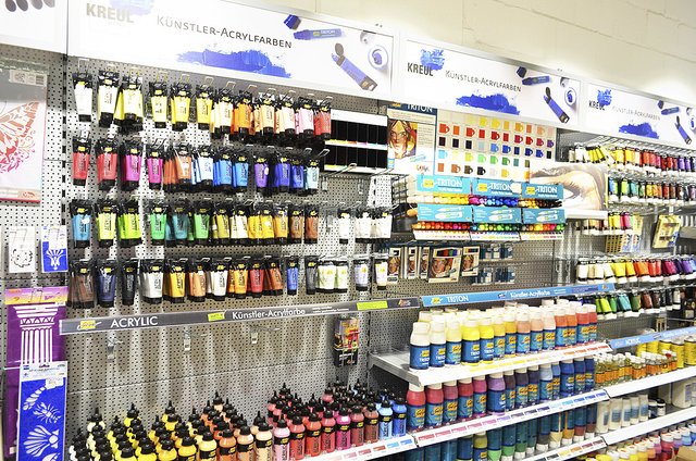 Wer Acrylfarbe sucht, findet in "Isa's Bastelecke" eine große Auswahl