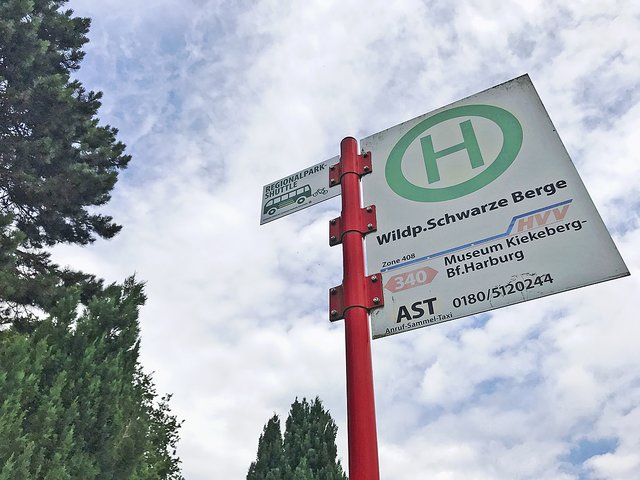 Die Haltestellen des Shuttles sind jetzt durch Schilder ausgewiesen