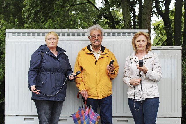 Susanne Krull (v.li.), Peter Meyer-Riekenberg und Sieglinde Tennert haben Probleme mit ihrem
Telefonanschluss, vermutlich ist eine Störung in diesem Verteilerkasten die Ursache dafür