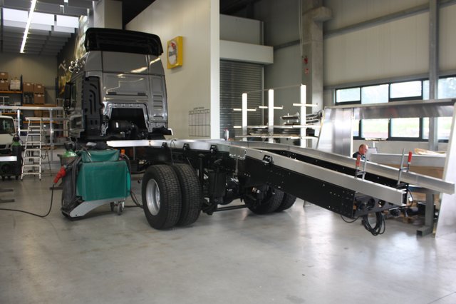 Dieser Lkw erhält einen abgeschrägten Aufbau