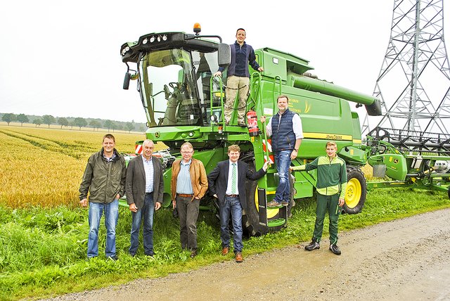 Werben für die Verlosungsaktion (v. li.): Matthias Kruse, Willy Isermann, Rudolf Meyer, Ulrich Peper, Kruses Mitarbeiter Marco Petersen, Ralf-Peter Dieck (Maschinenring Harburg) und Kruses Sohn Jannes