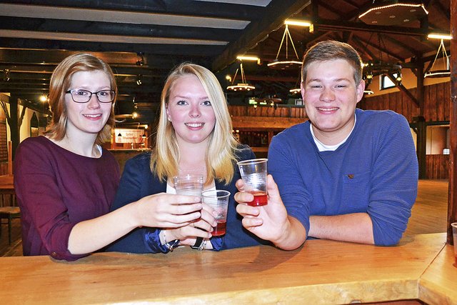 Jungschützenkönigin Kim Maria Ruschmeyer (Mi.) mit ihren Adjutanten Marina Merkens und Tom Berg. Es fehlt: Georg Grimm