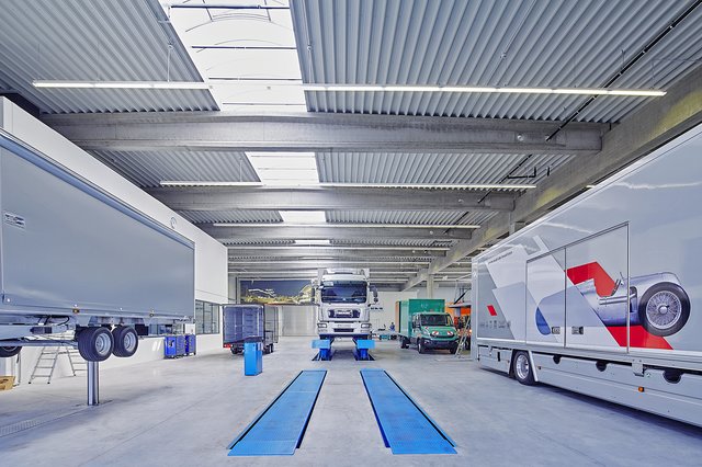 Anhänger aller Art: Für die Fahrzeuge steht in der Produktionshalle genügend Platz zur Verfügung | Foto: Moetefindt