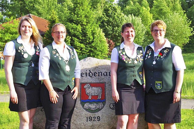 „Jubiläumskönigin 2016/17“ ist Kirsten Henning (2. v. li.). Ihr zur Seite stehen die Adjutantinnen Carina Bellmann (li.), Tanja Höper (re.) und Daniela Martens (2. v.re) | Foto: Schützenverein Heidenau