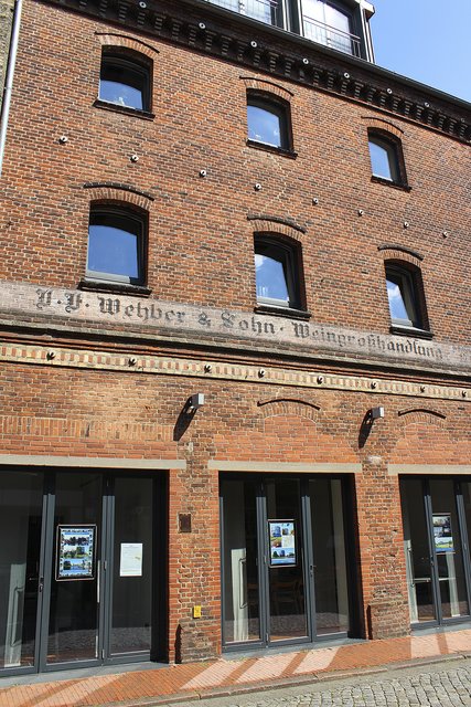 Jahrelang war der Keller der ehemaligen Weinhandlung zugeschüttet. Erst als Architekt Gerhard Buttge das Haus an der Poststraße vor mehr als einem Jahrzehnt erwarb, entdeckte er den vergessenen Keller und baute ihn zu einer privaten Kellerbar um