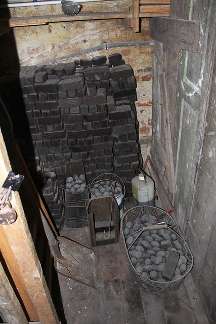In diesem vergessenen Keller sieht es aus wie in den 1950er Jahren. Die Kohlebriketts sind akkurat gestapelt