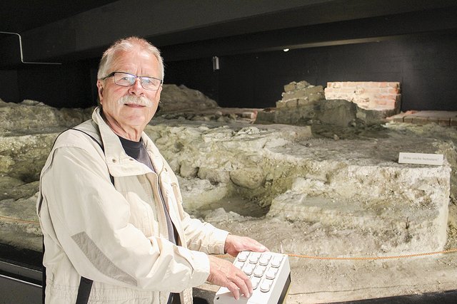 Rolf Bruns kennt Gruft und Ausstellung sehr genau