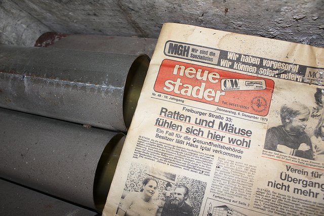 Hier scheint die Zeit stehen geblieben zu sein: In einer Kellerparzelle liegt ein WOCHENBLATT von 1979 auf alten 
Konservendosen