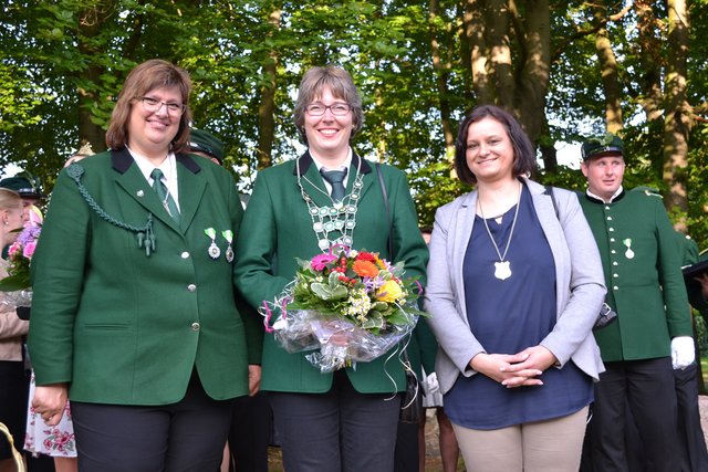 Damenkönigin Silke Dreyer (Mi.) mit ihren Begleiterinnen Doris Pawlytsch (li.) und Ivonn Slupik