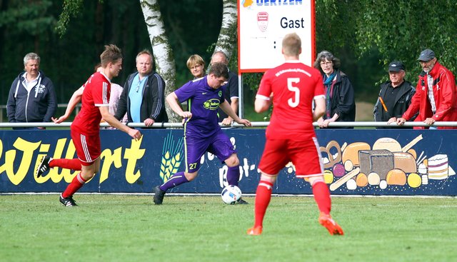 Im Vorjahr hatte der Elbmarscher Kevin Koitka (Mitte) im Endspiel in Pattensen gegen zwei Gegenspieler der SG den Ball behaupten können. Aber am Ende sicherte sich die SG Scharmbeck-Pattensen mit einem 1:0-Finalsieg die Trophäe
