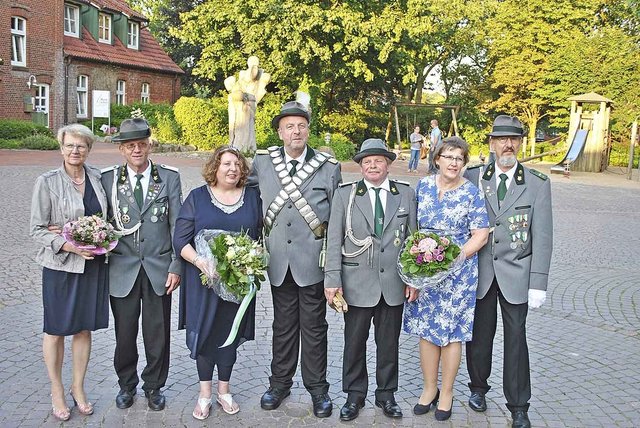 Der König mit seinem Gefolge (v. li.): Ulrike und Udo Harms, Barbara und Hans-Werner Witte, Hans-Hermann Suhr sowie Marietta und Volker Tolzin. Es fehlt Edith Tolzin