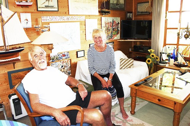 Im maritim eingerichteten Wohnzimmer sitzen Cord Hinrich und Helgard Blanke abends gern und gucken fern