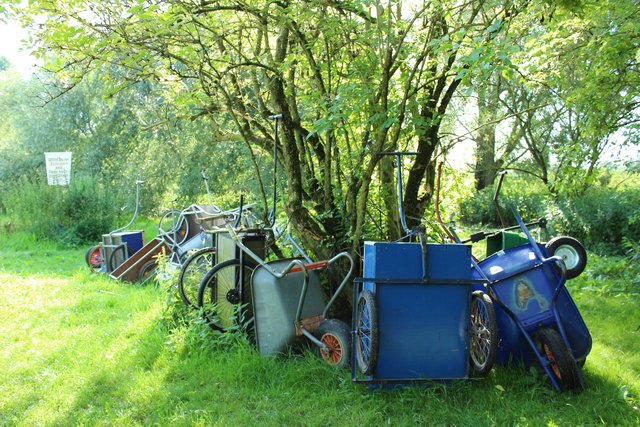 Mit Schubkarren können die Camper auf der Insel Dinge transportieren